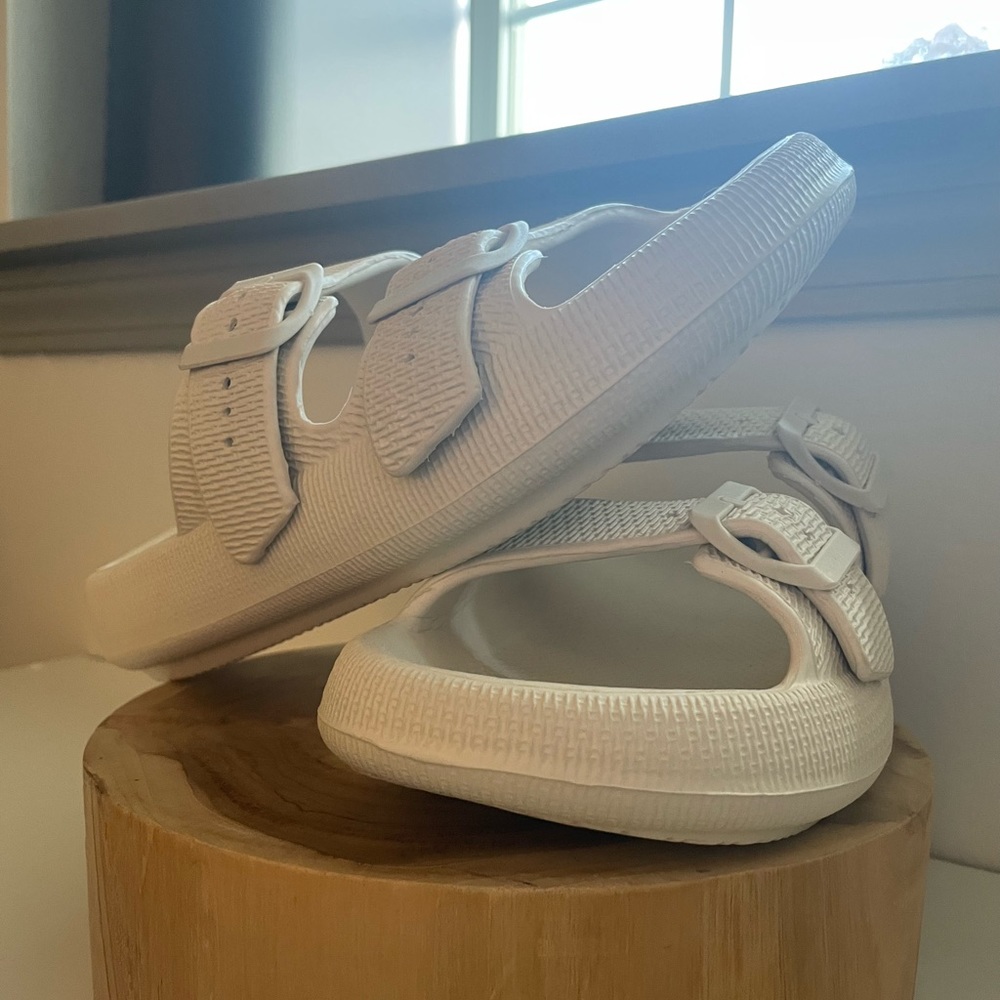 BRAND NEW AMAZON CLOUD FOAM SANDALS